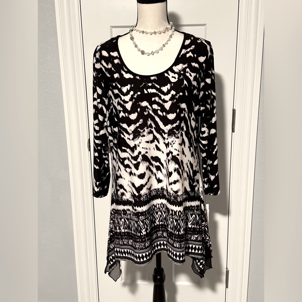 NWT Investments Black & Creamy White Tunic